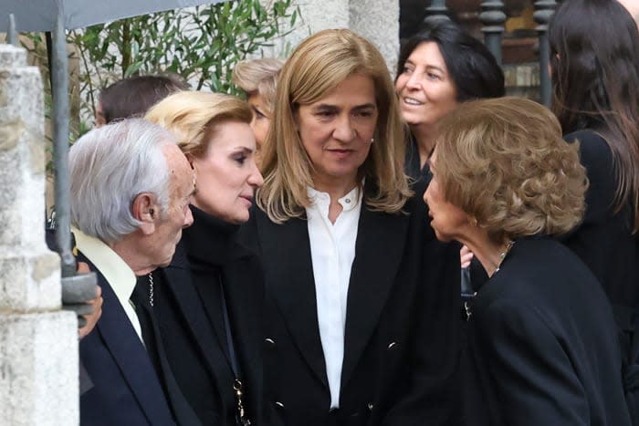 La reina Sofía con la infanta Cristina y María Zurita  en el funeral de Fernando Gómez-Acebo