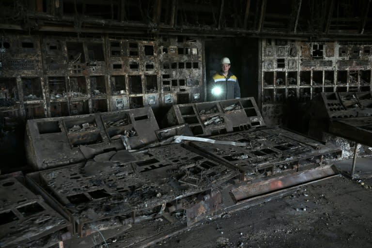 Una trabajador recorre una sala de control quemada tras un ataque en una central energética de un lugar indeterminado de Ucrania el 19 de abril de 2024 (Genya Savilov)