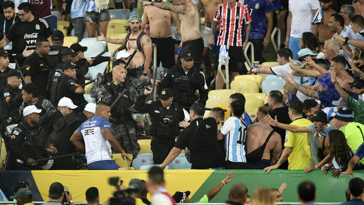 Schwere Krawalle im Maracana! Messi attackiert Polizei