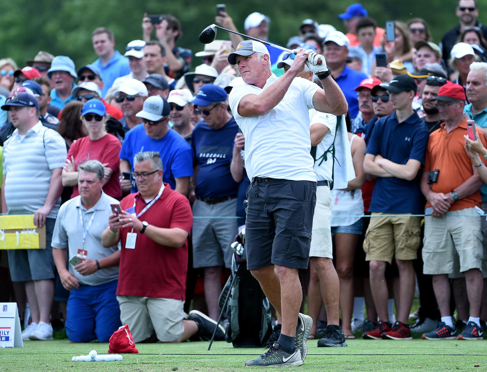 Brett Favre golfs