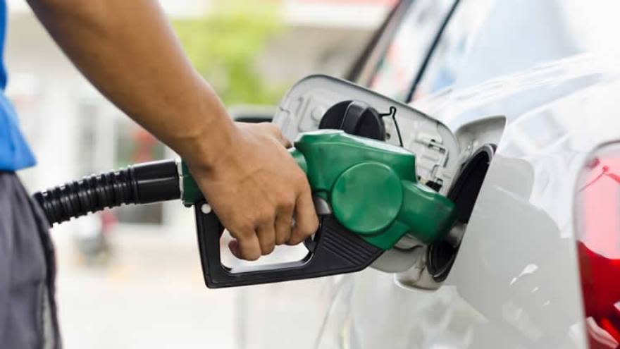 Estiman que el gobierno podría subir el impuesto a los Combustibles a partir de febrero