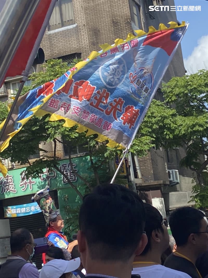 韓粉不斷揮舞著上頭寫有「韓先生啦啦隊」的大旗。（圖／記者王家俊攝影）