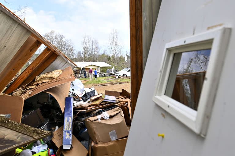 Una de las habitaciones dentro de la Iglesia Metodista Unida Ragan Chapel permanece parcialmente intacta a pesar de que el templo fue destruido por múltiples tornados