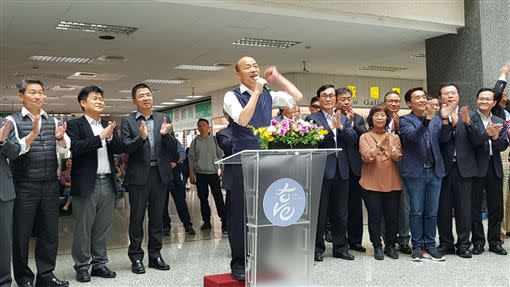 韓國瑜下午在四維行政中心發紅包，高喊「發大財」。（圖／記者程永銘攝影）