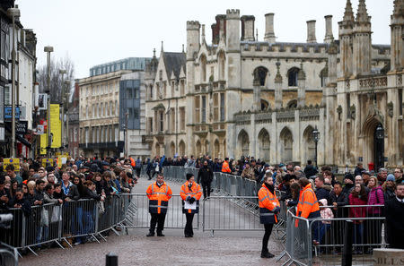 Crowds gather outside Great St Marys Church, where the funeral of theoretical physicist Prof Stephen Hawking is being held, in Cambridge, Britain, March 31, 2018. REUTERS/Henry Nicholls