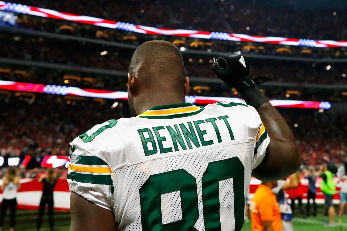 Packers TE Martellus Bennett raises fist during national anthem to