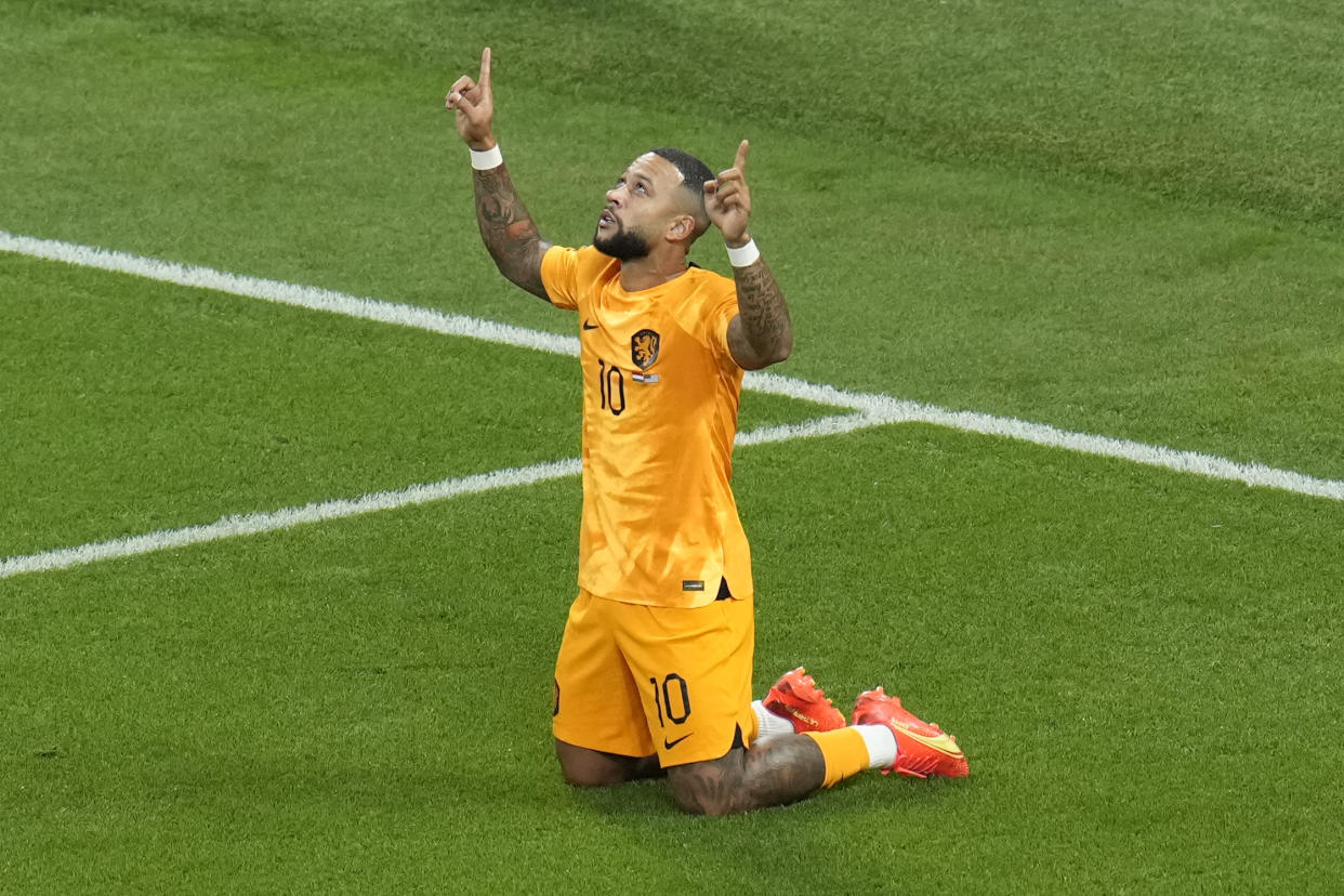 Memphis Depay of the Netherlands celebrates after scoring his side's first goal during the World Cup round of 16 soccer match between the Netherlands and the United States, at the Khalifa International Stadium in Doha, Qatar, Saturday, Dec. 3, 2022. (AP Photo/Ricardo Mazalan)