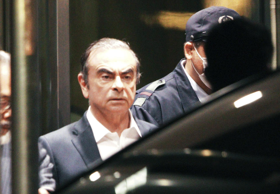 El ex CEO de Nissan Carlos Ghosn sale del Centro de Detención de Tokio el 25 de abril de 2019 (AP /Eugene Hoshiko)