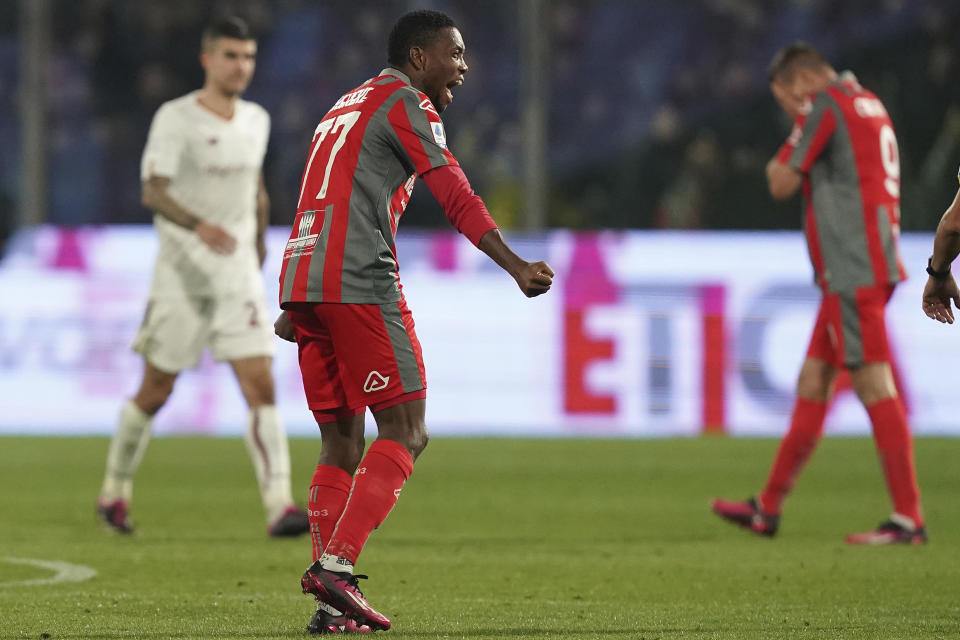 David Okereke celebra la victoria de Cremonese por 2-1 ante la Roma en la Serie A italiana, el martes 28 de febrero de 2023. (Spada/LaPresse vía AP)