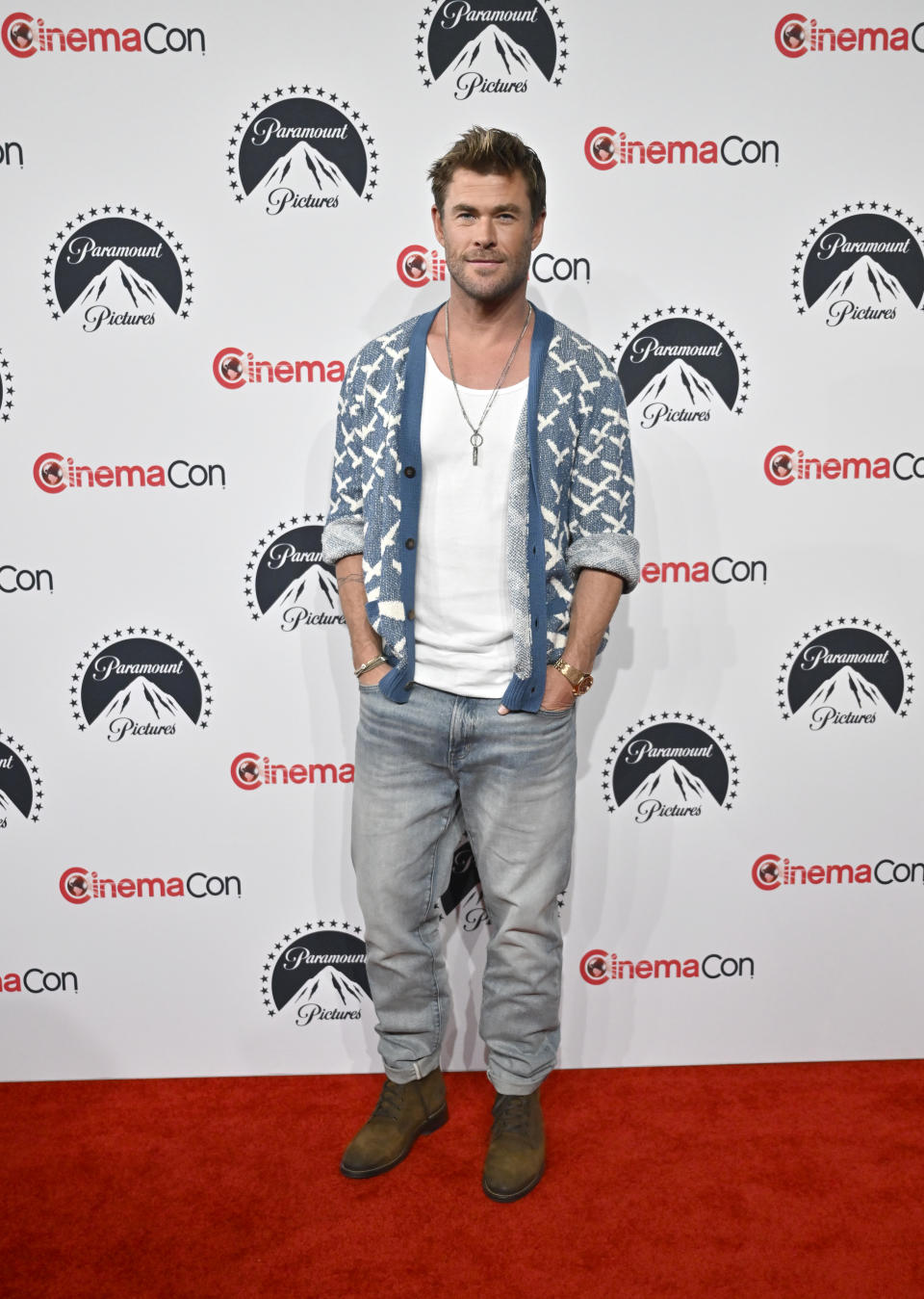 Chris Hemsworth, shoes, red carpet