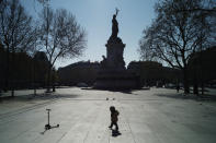 Un niño camina por la plaza de la República de París (Francia) el 1 de abril. (Foto: Thibault Camus / AP).