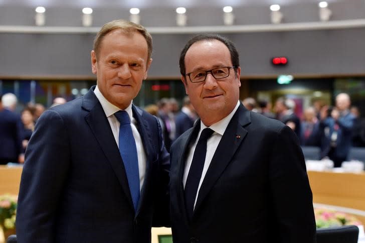 François Hollande et le président du Conseil européen, Donald Tusk, lors d'un Conseil européen extraordinaire, à Bruxelles. Hollande a présenté samedi le second tour de l'élection présidentielle française, opposant Marine Le Pen à Emmanuel Macron, comme un vote sur l'avenir de la France dans l'Union européenne. /Photo prise le 29 avril 2017/REUTERS/Eric Vidal