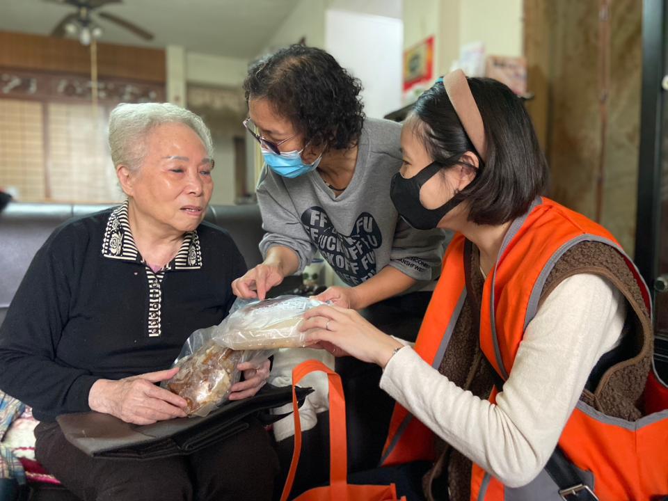 失明的孤老人玉霞阿嬤用雙手觸摸，一下就猜出手上那包年菜是豬腳