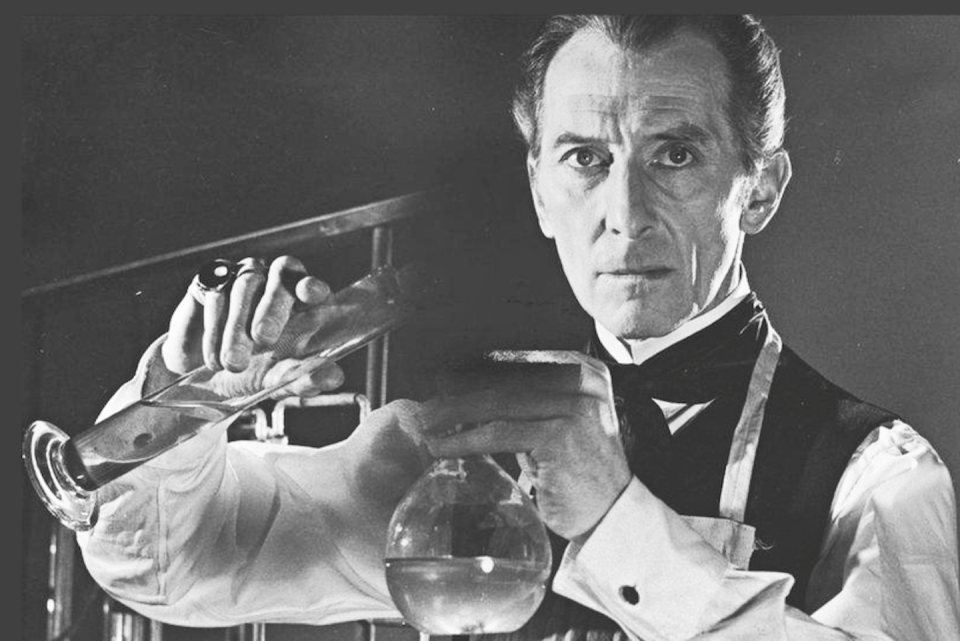 El actor Peter Cushing interpretando al doctor Frankenstein para las películas de la Hammer. <a href="https://commons.wikimedia.org/wiki/File:FRANKENSTEIN.jpg" rel="nofollow noopener" target="_blank" data-ylk="slk:Wikimedia Commons;elm:context_link;itc:0;sec:content-canvas" class="link ">Wikimedia Commons</a>, <a href="http://creativecommons.org/licenses/by-sa/4.0/" rel="nofollow noopener" target="_blank" data-ylk="slk:CC BY-SA;elm:context_link;itc:0;sec:content-canvas" class="link ">CC BY-SA</a>