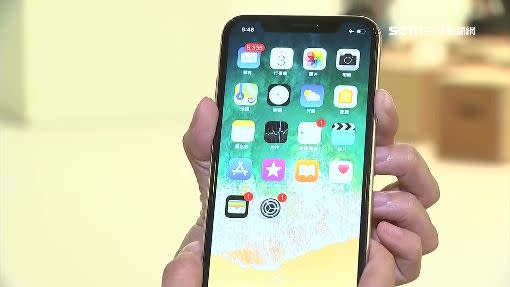 救生員靠著「尋找iphone」功能，找回消失在海裡的手機。（圖／翻攝自資料畫面）