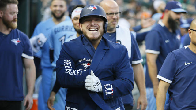 Catcher Alejandro Kirk leaves Blue Jays game after being hit by