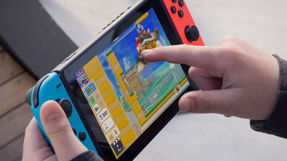  Touching the screen on the Nintendo Switch. 