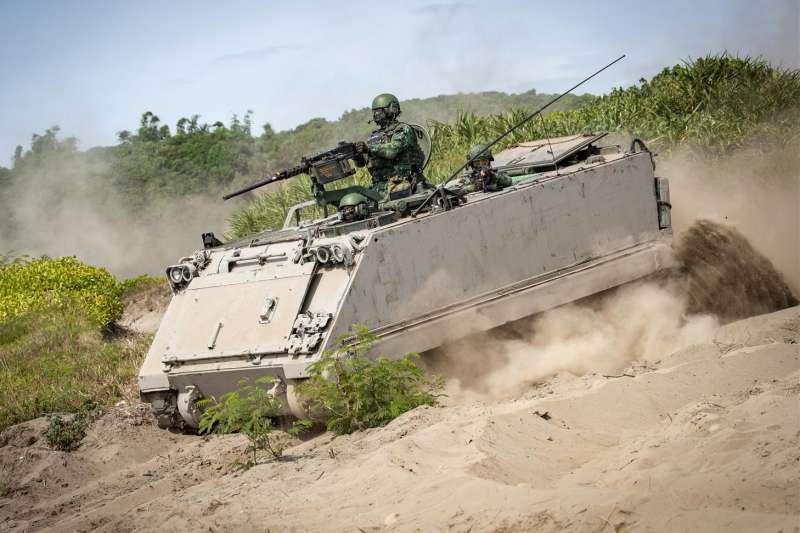 20200805-國軍地面部隊的主戰裝備以綠色系迷彩為主，不過去年和今年的漢光演習，軍方想定更趨務實，許多在灘岸執行反登陸作戰的戰甲車輛就以現地的泥土、泥沙直接塗抹，形成操演限定的沙色迷彩。圖為第二作戰區的M113裝甲車。（取自青年日報）