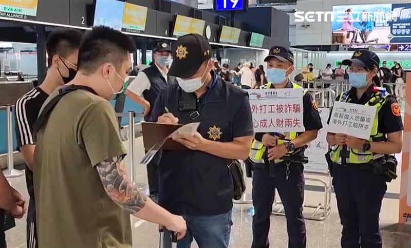 台灣人赴柬埔寨遭到詐騙事件頻傳，警察在機場舉牌提醒。（圖／翻攝畫面）