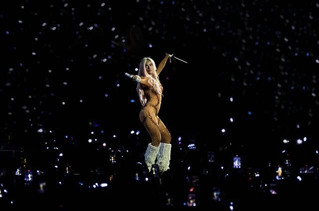 <p>Ezequiel BECERRA / AFP VÃ­a Getty Images</p> La cantante colombiana Karol G se presenta en el escenario del Estadio Nacional de San JosÃ©, Costa Rica, el 9 de marzo de 2024.