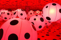 Los colores vibrantes y los lunares son los recursos estrella de esta mente creativa, cuyas obras se han exhibido en los museos más prestigiados del mundo. <br> <br> <p>Foto: Instalación de Yayoi Kusama en el Parc de la Villete (París, Francia).</p>