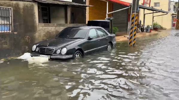 台南深夜風強雨驟，多處出現淹水。（圖／翻攝畫面）