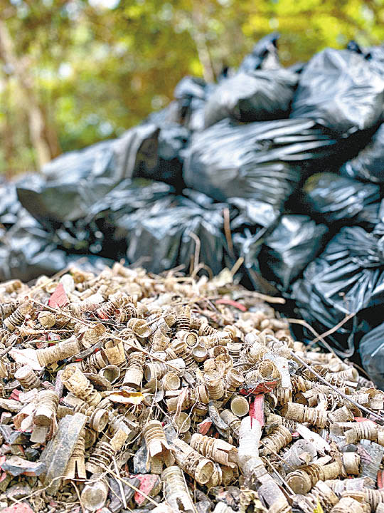 大批子彈膠塞堆積大欖郊野公園。