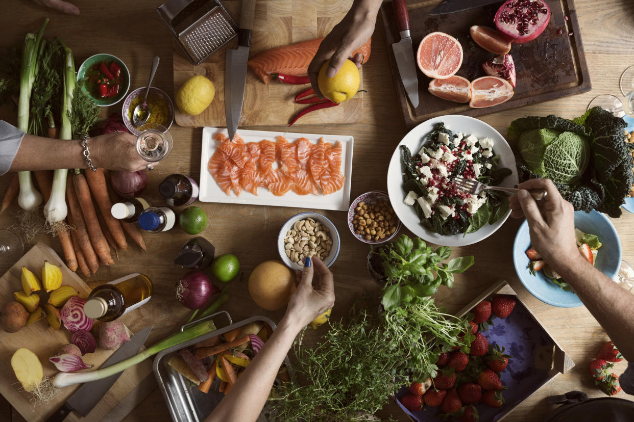 Comer mejor es escoger alimentos naturales con verdaderos nutrientes para eso debes poner el ojo en tener siempre un plato saludable (Foto: Getty)