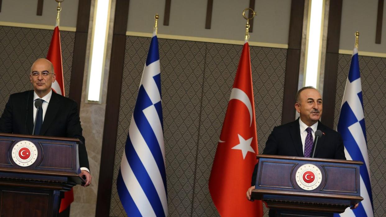 Streit um den Umgang mit Flüchtlingen: Der türkische Außenminister Mevlüt Cavusoglu (rechts) warf Griechenland bei der Pressekonferenz unter anderem vor, Menschen «ins Meer geworfen» zu haben.