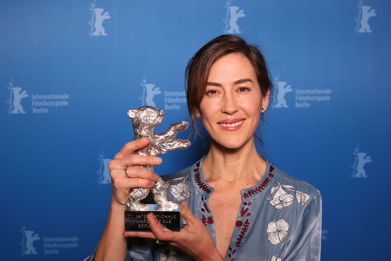 La directora mexicana Natalia López Gallardo posa con el Premio del Jurado, el Oso de Plata por su película Manto de gemas, en el 72º Festival de Cine de Berlín