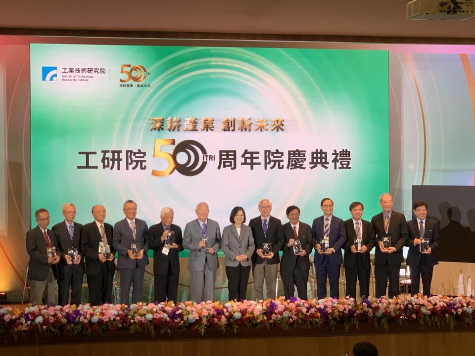 工研院50周年院慶典禮，總統蔡英文為12位工研院歷任董事長、院長頒發「創新傳承 成就產業」榮耀獎盃。左起為第十任董事長張進福、第九任董事長及第五任院長史欽泰、第七任董事長翁政義、第六與第八任董事長林信義、第五任董事長孫震、第三任董事長及第三任院長張忠謀、總統蔡英文、工研院第十二任董事長吳政忠、第十三任董事長李世光、第六任院長李鍾熙、第七任院長徐爵民、第八任院長劉仲明、現任院長劉文雄。（圖／記者呂俊儀攝）