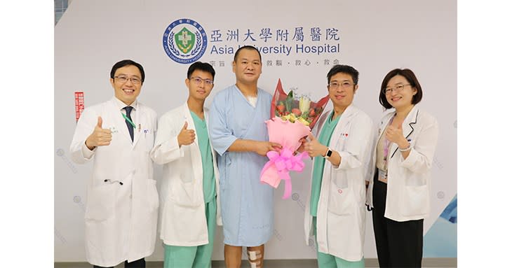 經過亞洲大學附屬醫院心血管中心醫療團隊細心照料1個多月後，患者廖先生順利康復。（圖片提供／亞大醫院）