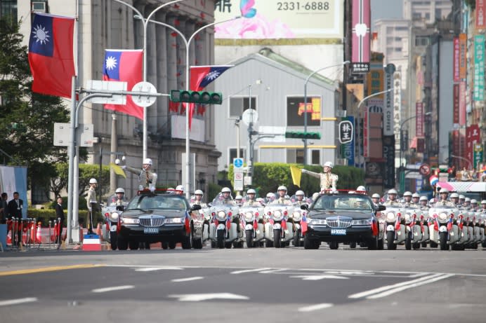 中華民國106年國慶大會預演8日登場，在主題表演中，憲兵機車排官兵以整齊隊伍引領花車遊行車隊進場，場面壯觀。（軍聞社記者吳柏毅攝）