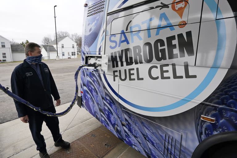 Kevin Baker rebabastece un micro que funciona a base de tecnología de pilas de combustible de hidrógeno en Canton, Ohio, el 16 de marzo del 2021. (AP Photo/Tony Dejak)