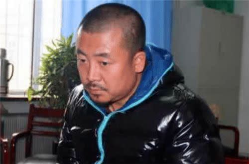 中國大陸演員男張國鋒是劫財殺人的通緝犯，本名叫「吉世光」。（圖／微博）