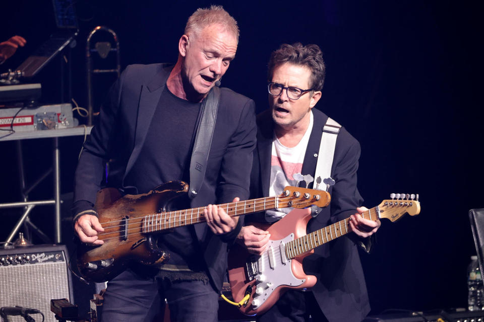 Sting (izquierda) y Michael J. Fox tocan guitarras en el escenario en un evento benéfico de 2021.
