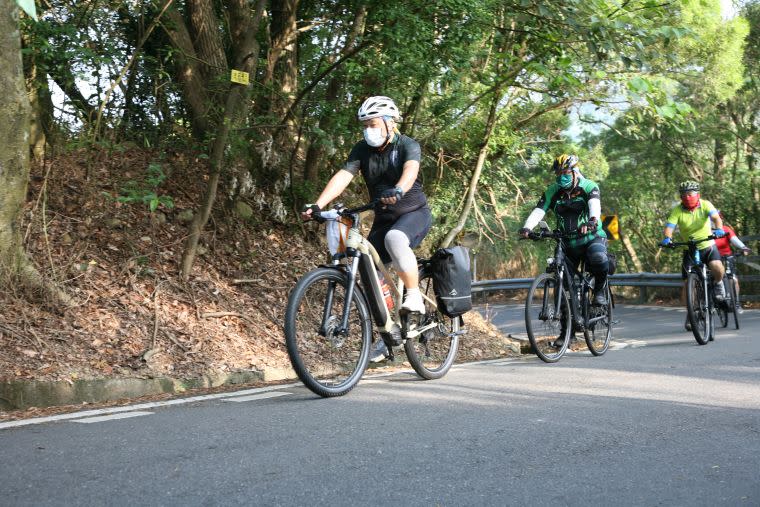 美利達曾副總與車友同行攻頂鳳山寺。官方提供