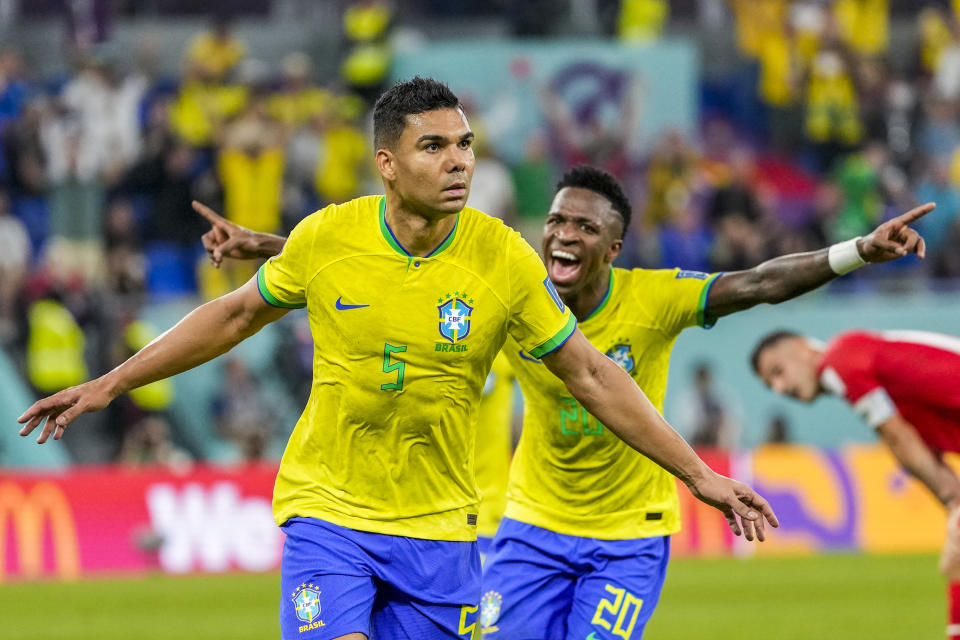 Casemiro celebra tras anotar el primer gol de Brasil ante Suiza en el partido por el Grupo G del Mundial, el lunes 28 de noviembre de 2022, en Doha, Qatar. (AP Foto/Andre Penner)