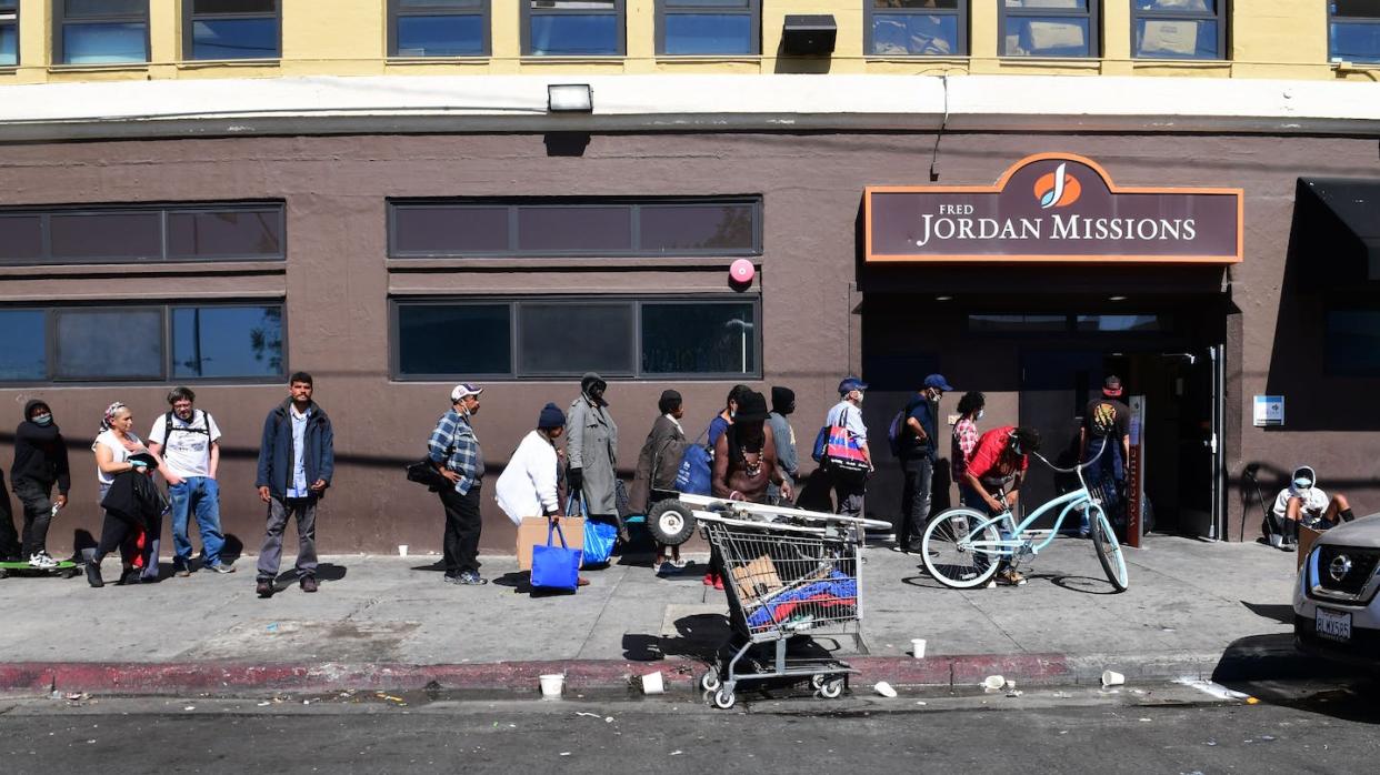 People wait in line for a free morning meal in Los Angeles in April 2020. High and rising inequality is one reason the U.S. ranks badly on some international measures of development. <a href="https://www.gettyimages.com/detail/news-photo/homeless-people-wait-in-line-for-a-morning-meal-at-the-fred-news-photo/1210677779?adppopup=true" rel="nofollow noopener" target="_blank" data-ylk="slk:Frederic J. Brown/ AFP via Getty Images;elm:context_link;itc:0;sec:content-canvas" class="link ">Frederic J. Brown/ AFP via Getty Images</a>