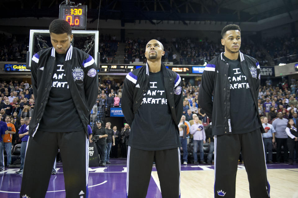 De izquierda a derecha, Rudy Gay, Ramon Sessions y Eric Moreland luciendo camisetas con el lema "I can't breathe" durante un partido de los Sacramento Kings en diciembre de 2014.