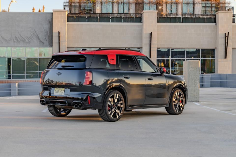 [新聞圖片十二] 承襲MINI慣例，新世代MINI Countryman提供多種車色展現個性.jpg