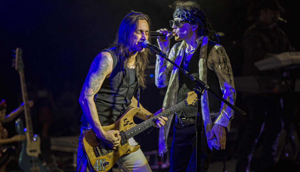  Nuno Bettencourt (left) and Gary Cherone perform onstage with Extreme at the Celebrity Theatre in Phoenix, Arizona on December 14, 2019 