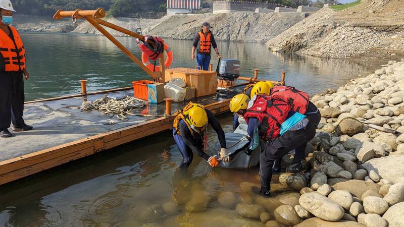 鯉魚潭水庫工人落水失聯多日  遺體發現 苗栗縣鯉魚潭水庫委外辦理抽泥作業，1名22歲男性 工人13日疑似落水失聯多日，28日被發現遺體浮出水 面，救難人員獲報協助將遺體打包送回碼頭交由及家 屬處理。 （苗栗縣消防局提供） 中央社記者管瑞平傳真  113年3月28日 