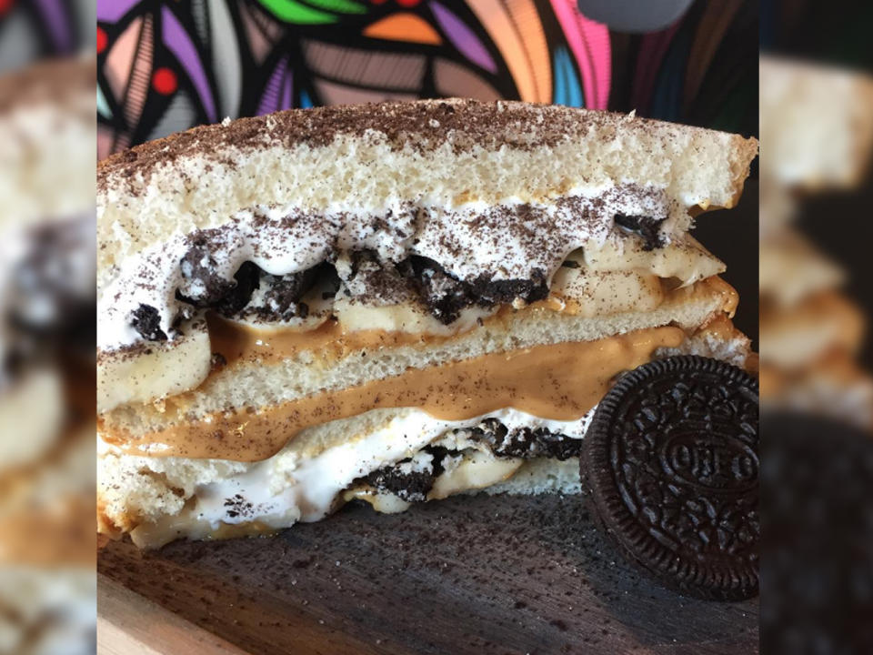 <p>Auch Naschkatzen kommen nicht zu kurz. Wer könnte schon einem Oreo Banana Fluffernutter widerstehen? Die Zutaten: Brot, Erdnussbutter, Bananenscheibchen, Marshmallow Fluff und zerbröselte Oreos! (Bild-Copyright: beerbelly_la/Instagram) </p>