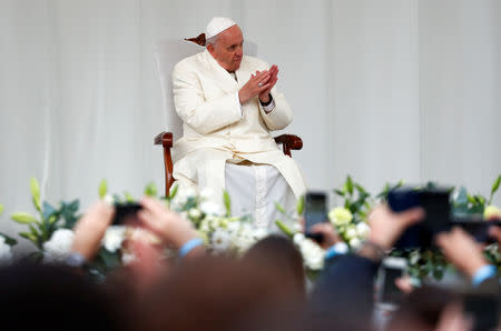 Pope Francis acknowledges the audience as he arrives to meet the youth outside the Vilnius Cathedral in Vilnius, Lithuania September 22, 2018. REUTERS/Max Rossi