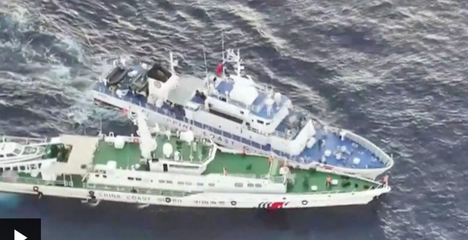 菲律賓與中國在南海軋船相撞，震撼畫面曝光！菲國控遭中共射水砲致4傷。（翻自X平台）
