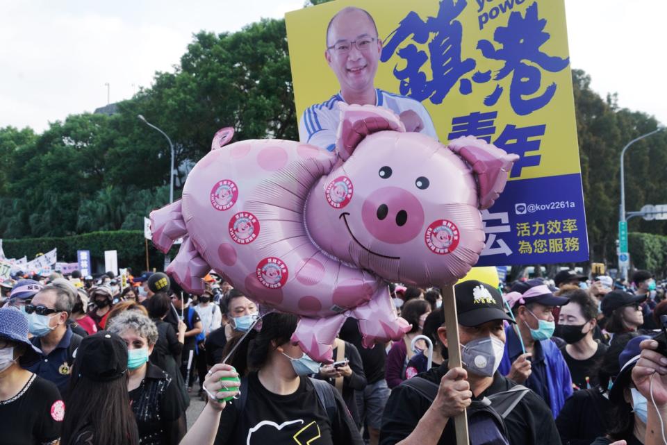 一場爭取勞工權益的秋鬥遊行因爲今年加入「反萊豬」與「捍衛新聞自由」的訴求，因而吸引許多藍營的各路人馬走上街頭，反對蔡英文。   圖：張良一/攝