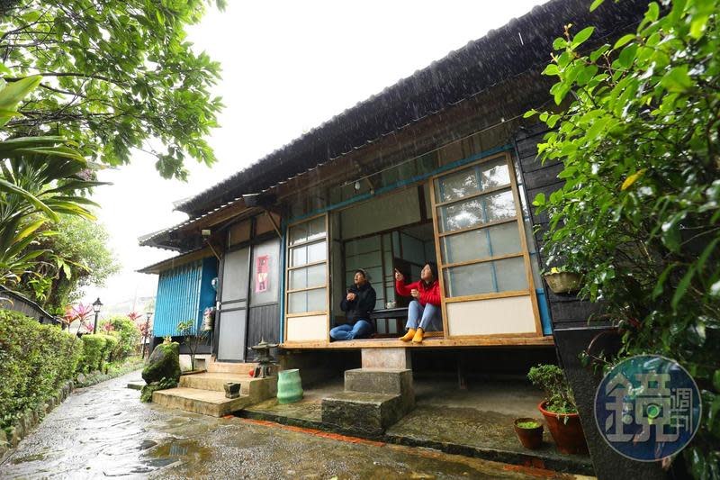 坐在緣側看雨，是住在「北海道民宿」的獨特享受。