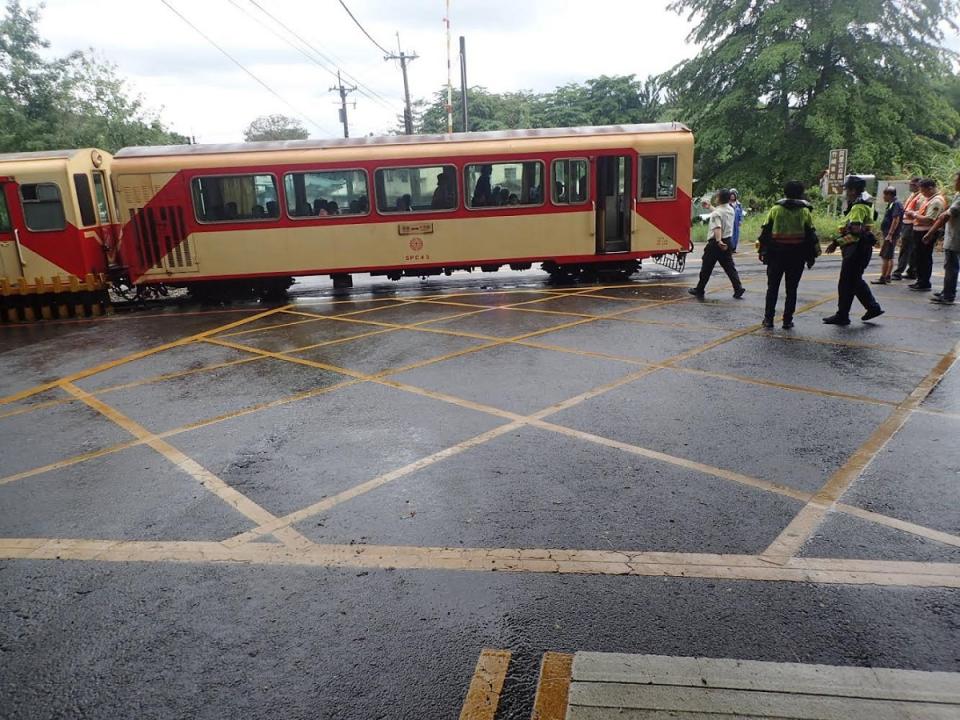 受到機車轉倒在平交道事件影響，列車共延誤了23分鐘，才再度發車。（圖：竹崎分局提供）