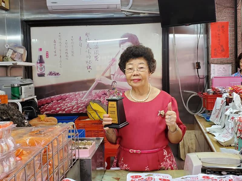 淡水老街阿婆鐵蛋創辦人楊碧雲病逝，享壽84歲。（圖／翻攝自淡水阿婆鐵蛋粉絲頁）